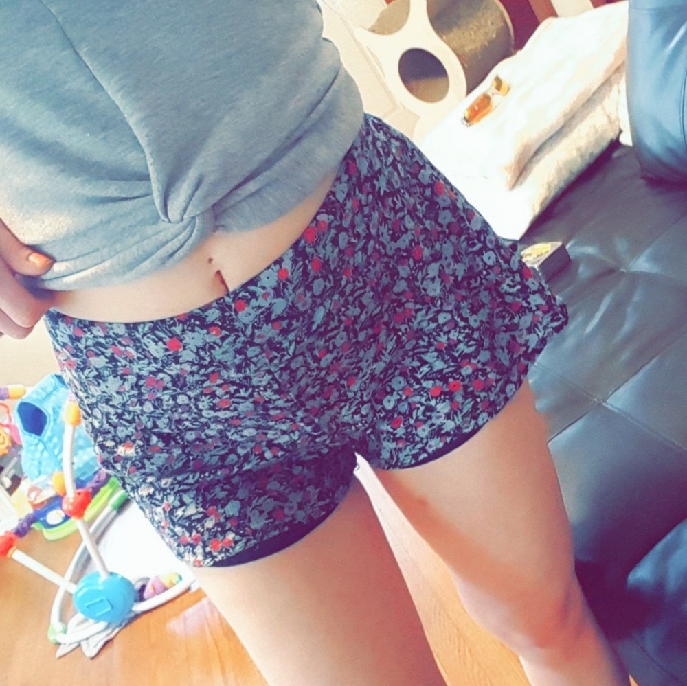 Billabong floral flowy shorts!